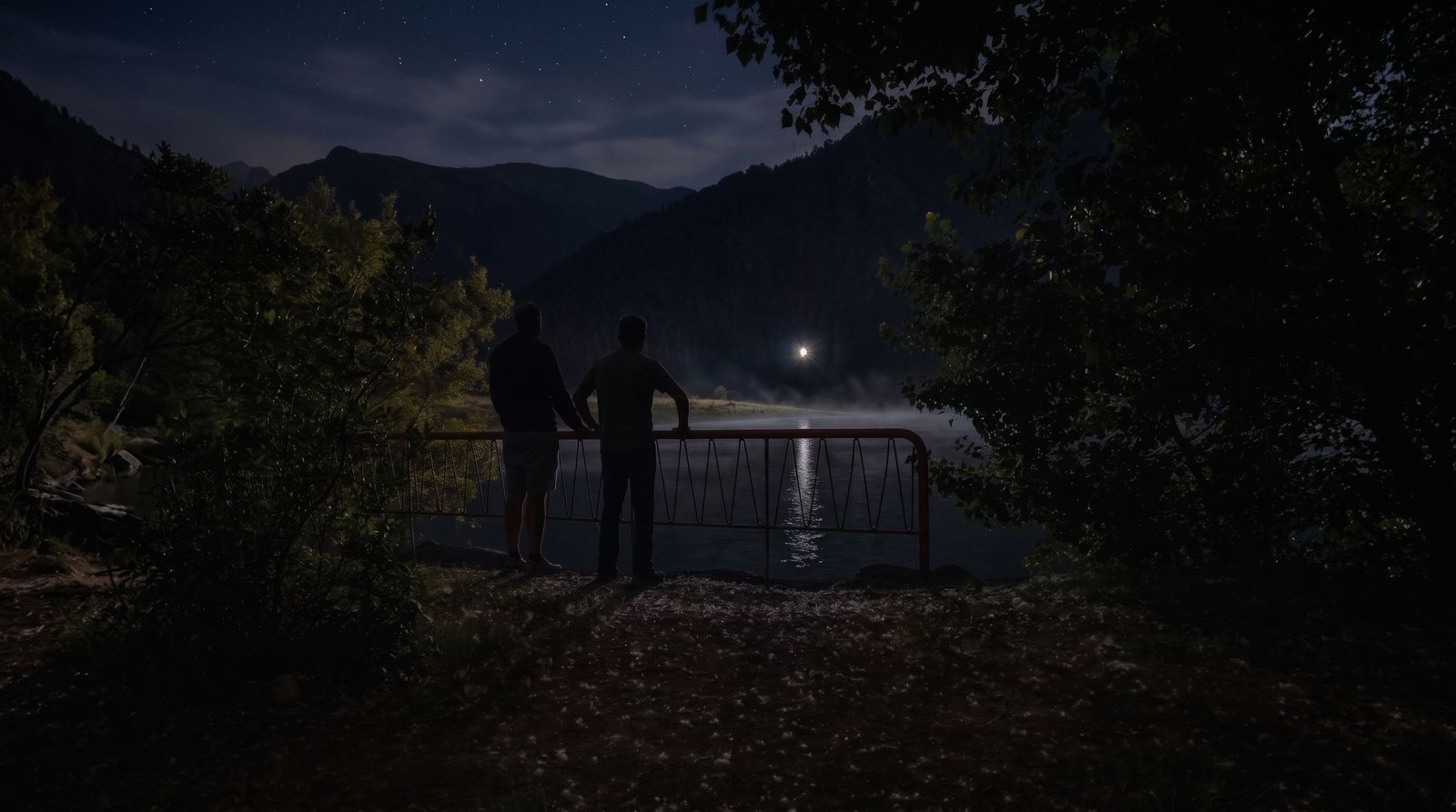 Testigos mirando una luz junto al Lago Colbún