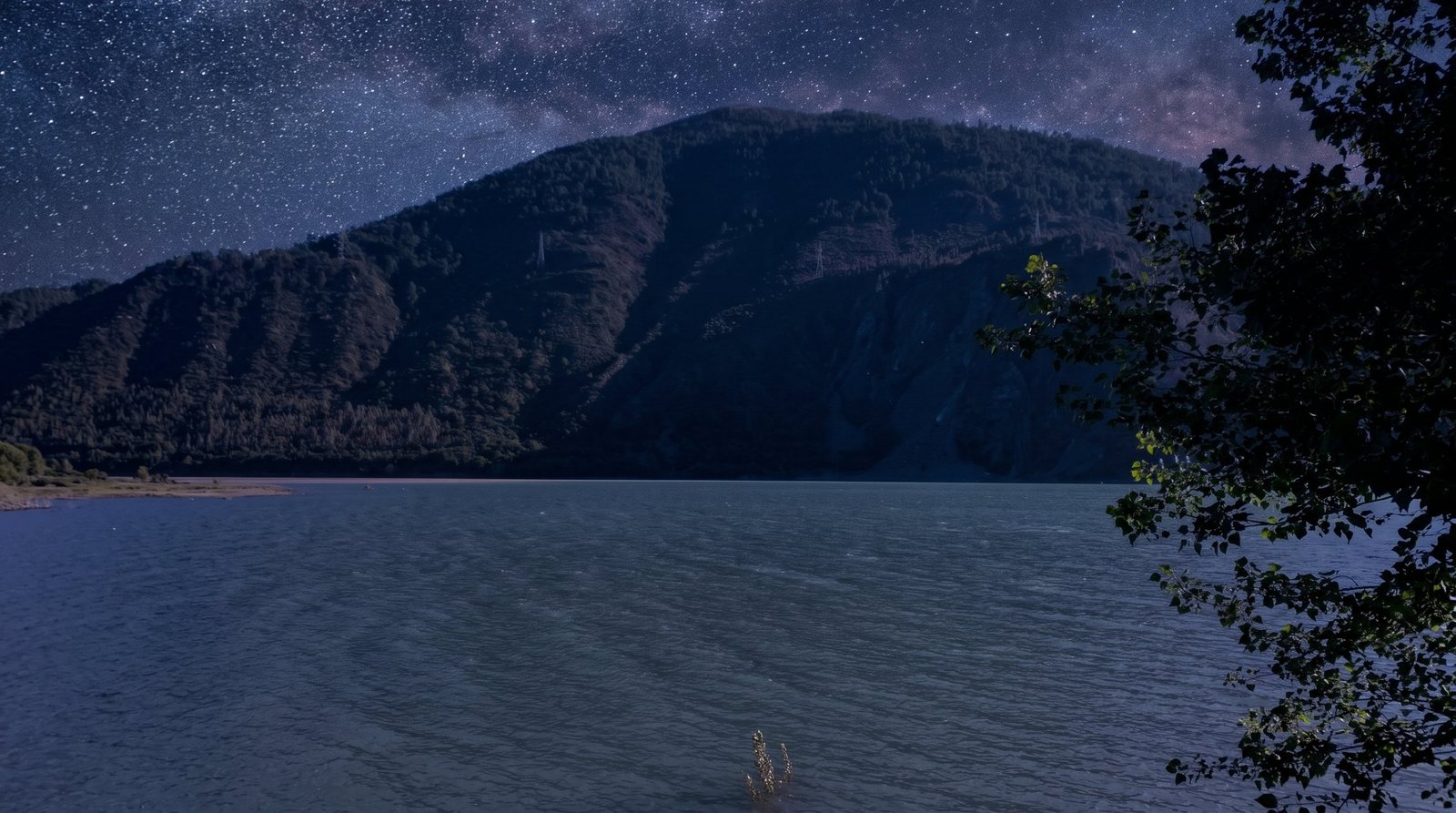 Lago Colbún bajo la Vía Láctea